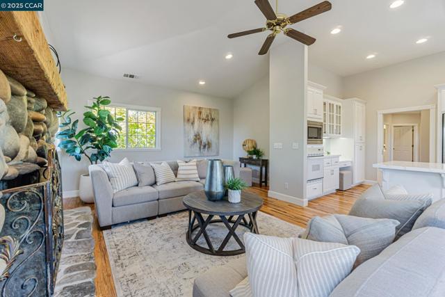 631 La Vista Rd, Walnut Creek CA: https://media.crmls.org/mediaz/c2852dc2-5c3d-465c-b8f9-a8444a1f76db.jpg
