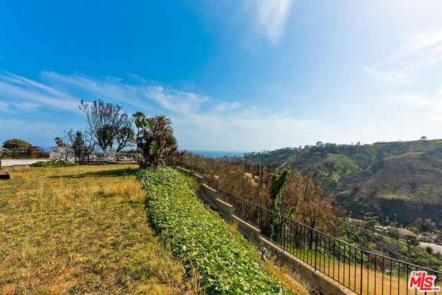 917 Enchanted Way, Pacific Palisades CA: https://media.crmls.org/mediaz/c285e313-0587-4a51-a154-2a82fb0726e0.jpg