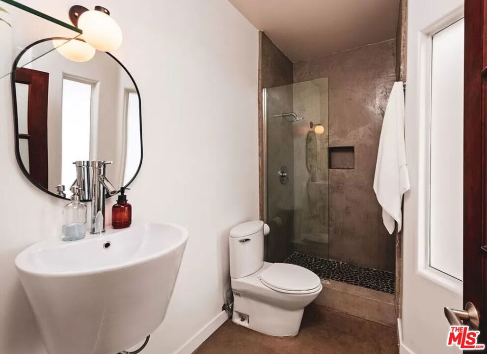 https://media.crmls.org/mediaz/c286252e-3a18-4989-9e18-56ce5655771a.jpg?preset=X-Large