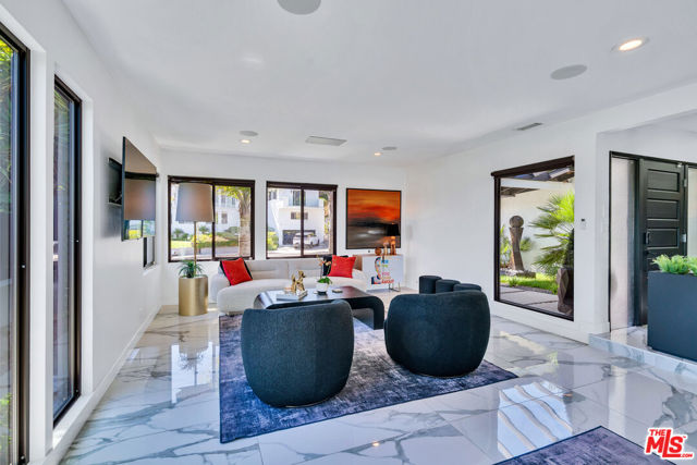 3001 Dona Nenita Place, Studio City CA: https://media.crmls.org/mediaz/c286ad98-4028-4de4-8b7e-0e3dbc54f247.jpg