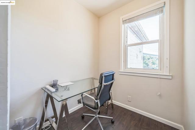 557 33Rd St, Oakland CA: https://media.crmls.org/mediaz/c28736a3-5442-45e2-85d9-5458bf88935f.jpg