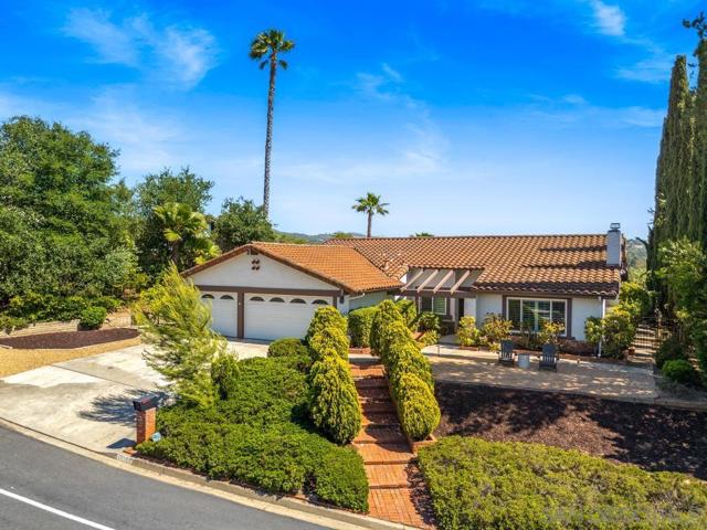 17109 Cloudcroft Dr, Poway CA: https://media.crmls.org/mediaz/c2879744-be49-4943-9db5-18c50330c65c.jpg