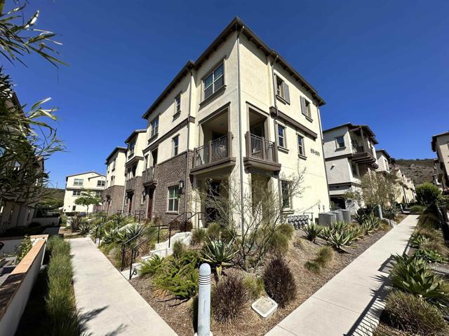 899 Slate Street, San Marcos CA: https://media.crmls.org/mediaz/c287deb8-b27a-4527-92a9-23561042a1de.jpg