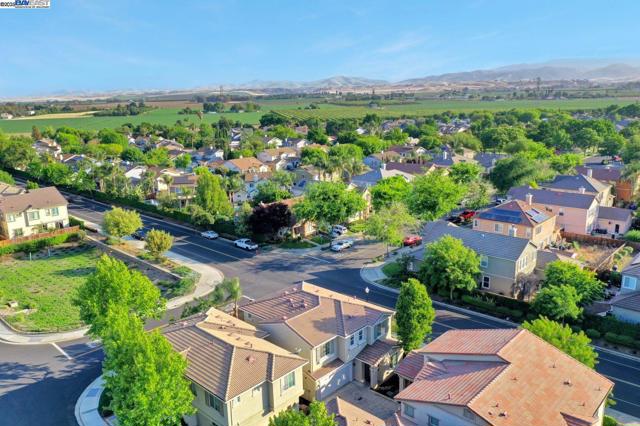269 Alta St, Brentwood CA: https://media.crmls.org/mediaz/c288256a-33cc-42eb-ab30-11fb5c4625e6.jpg