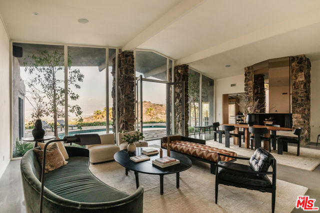 8559 Edwin Drive, Los Angeles CA: https://media.crmls.org/mediaz/c288383a-5984-496f-911a-256cbc711e8d.jpg