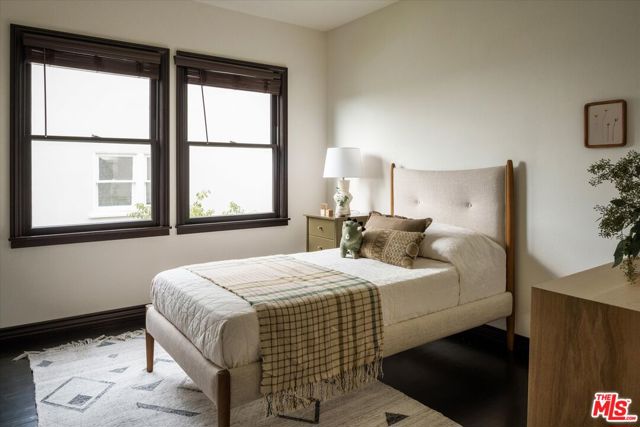 4189 Holly Knoll Drive, Los Angeles CA: https://media.crmls.org/mediaz/c2888480-a302-4b27-b684-6e5d56e2df69.jpg