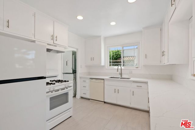 220 S Le Doux Road, Beverly Hills CA: https://media.crmls.org/mediaz/c2888676-57c7-4d65-832a-d72eb0383d5b.jpg