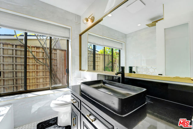 6409 Graves Avenue, Lake Balboa CA: https://media.crmls.org/mediaz/c2891586-6014-4368-b325-195e3c1e42a0.jpg