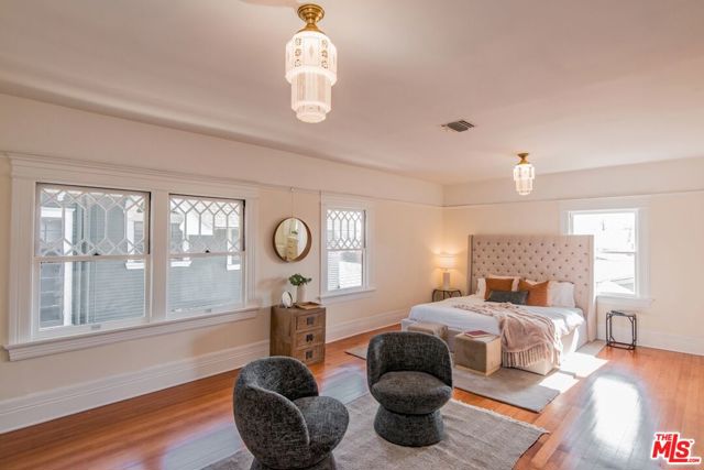 2057 S Oxford Avenue, Los Angeles CA: https://media.crmls.org/mediaz/c2892bd1-be82-47fc-bf99-9a56b5457bcf.jpg