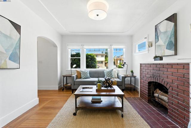 3936 Midvale Ave, Oakland CA: https://media.crmls.org/mediaz/c28a0f1c-4937-4cef-9921-eff3a7433421.jpg