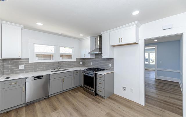 4015 SAN JUAN ST, Oakland CA: https://media.crmls.org/mediaz/c28ab19f-7a9a-494f-9b34-f568d72ccd66.jpg
