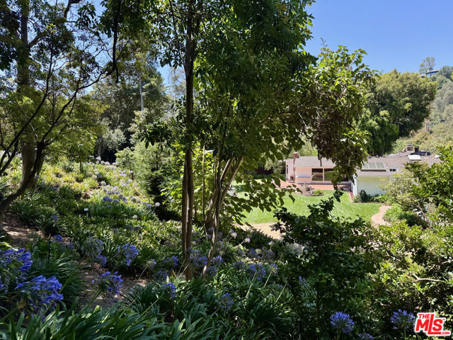 1754 Mandeville Canyon Road, Los Angeles CA: https://media.crmls.org/mediaz/c28b4259-ddbf-4253-ae76-1f5592709e4e.jpg