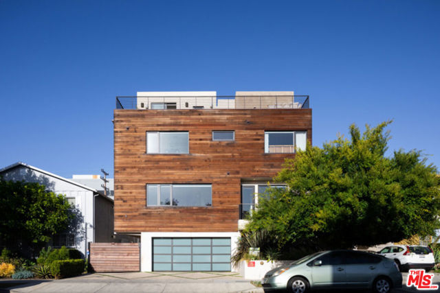 140 S Hayworth Avenue, Los Angeles CA: https://media.crmls.org/mediaz/c28c4142-726f-40c0-8705-2d18b1794082.jpg
