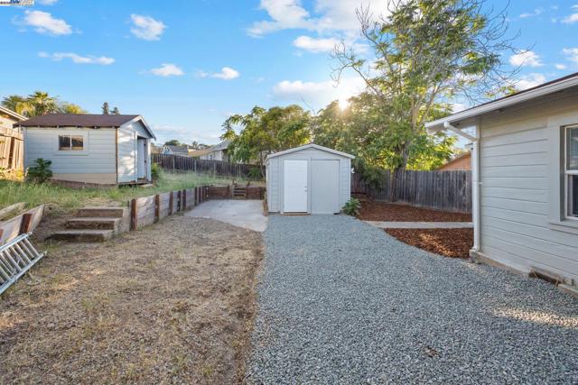 1385 Palm Ave, Martinez CA: https://media.crmls.org/mediaz/c28c826e-59d2-4ec5-9649-d8a09b6d64e1.jpg