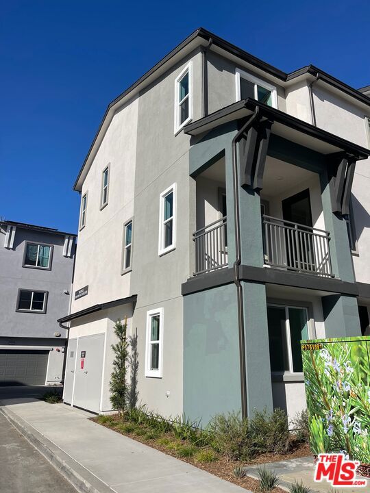 3-floor corner unit