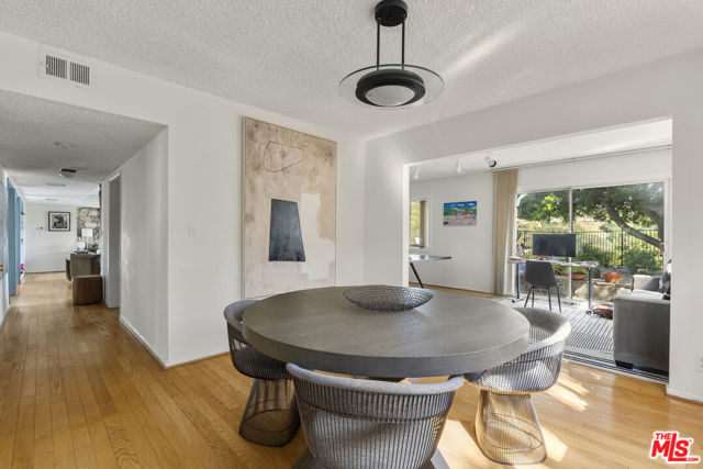 2252 Gloaming Way, Beverly Hills CA: https://media.crmls.org/mediaz/c29001a6-8b92-4a7c-a846-048db437e27f.jpg