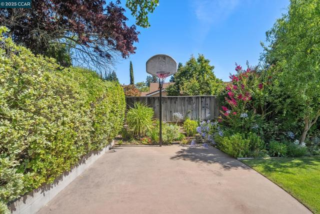 3245 Newport Court, Walnut Creek CA: https://media.crmls.org/mediaz/c29007dc-04c6-48ac-b23a-3ee94a8747f0.jpg