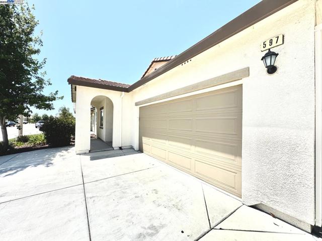 597 Pendragon St, Manteca CA: https://media.crmls.org/mediaz/c2910ace-28a3-4c4e-80a7-4a4172a18f40.jpg