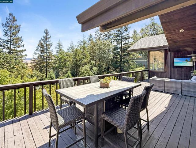 130 Hillcroft Way, Walnut Creek CA: https://media.crmls.org/mediaz/c291a5bd-0d11-464a-b7e3-fe42f5dd3448.jpg