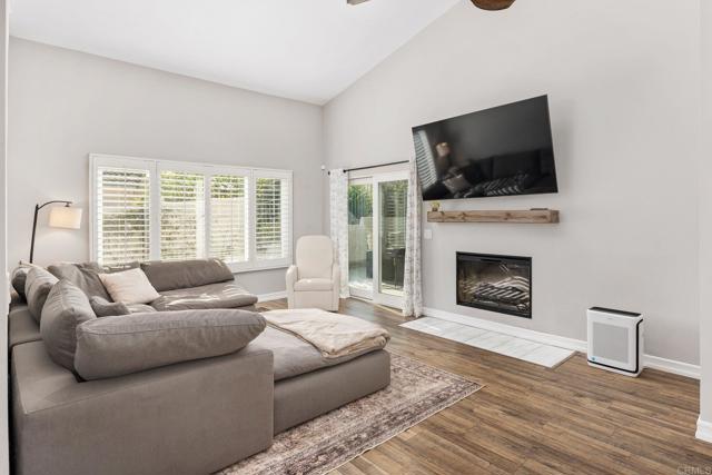Detail Gallery Image 2 of 43 For 1756 Still Water Glen, Escondido,  CA 92026 - 2 Beds | 2 Baths