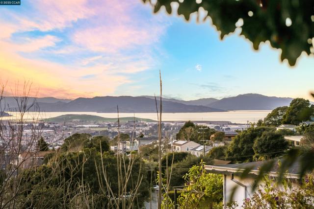 5929 Harbor View Ave, San Pablo CA: https://media.crmls.org/mediaz/c2924e06-873f-4714-a1de-7180bdd2efc9.jpg