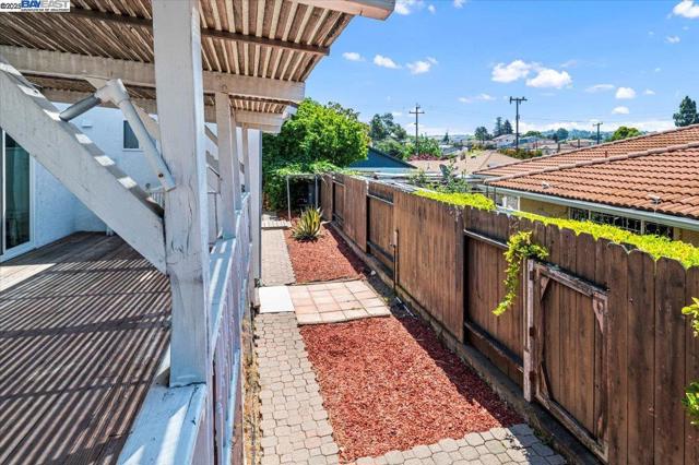 4095 Robin Ln, Castro Valley CA: https://media.crmls.org/mediaz/c2939e57-4ed7-4266-a809-13e3c3100459.jpg