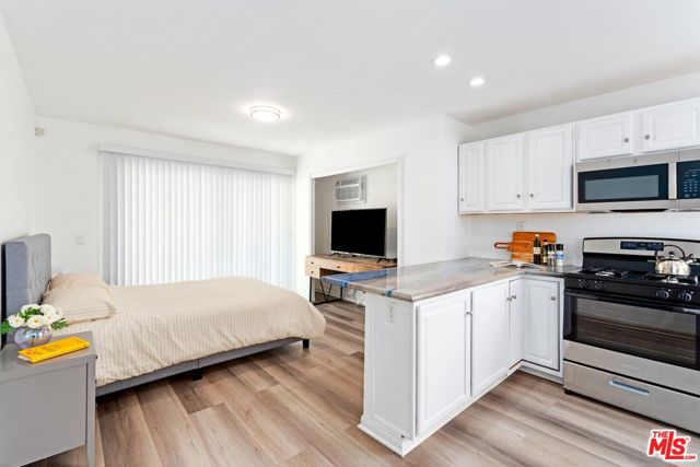 3806 Ocean Front Walk, Marina del Rey CA: https://media.crmls.org/mediaz/c29400c0-5bd5-40c5-9f0f-a3cf6649286d.jpg