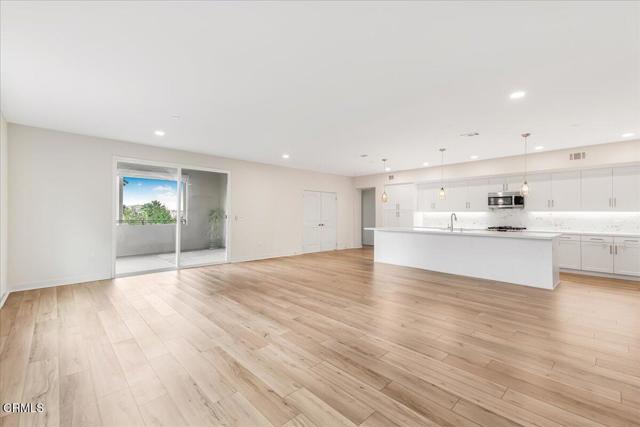 Detail Gallery Image 4 of 45 For 2830 Wagon Wheel Rd #304,  Oxnard,  CA 93036 - 4 Beds | 2/1 Baths