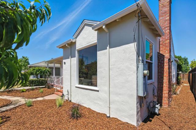 1513 Oak Street, San Mateo CA: https://media.crmls.org/mediaz/c295e014-0ee3-4efa-adfe-51b8daca539d.jpg