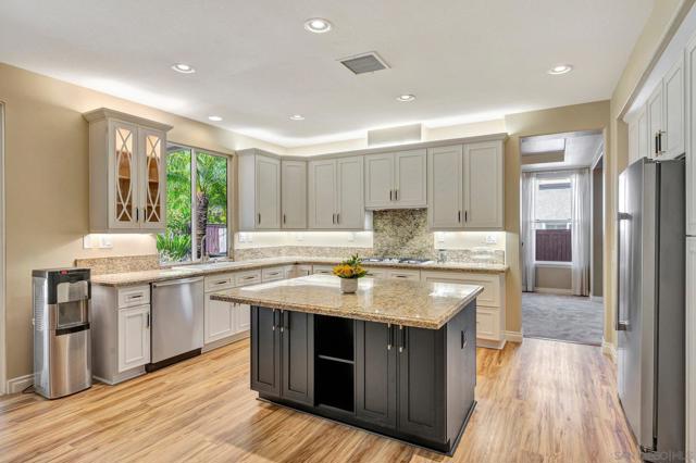 23860 Hollingsworth Dr, Murrieta CA: https://media.crmls.org/mediaz/c2966350-6c6b-4e95-9614-a5702084a7c9.jpg