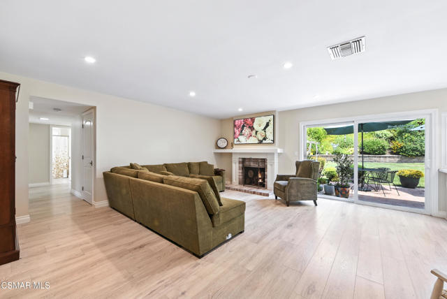 2063 Woodglen Street, Simi Valley CA: https://media.crmls.org/mediaz/c29684fa-d7f8-4839-9f7f-ec84dd576fdc.jpg