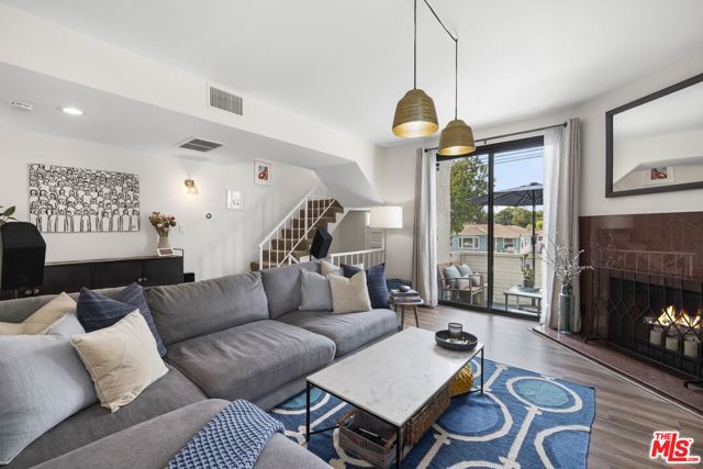 6540 Hayvenhurst Avenue, Lake Balboa CA: https://media.crmls.org/mediaz/c2978a71-b761-43ee-b0df-041f9abf3ea3.jpg