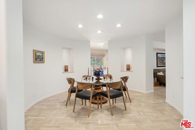1708 Clear View Drive, Beverly Hills CA: https://media.crmls.org/mediaz/c29828f1-9391-4b80-96c5-e369d77ad107.jpg
