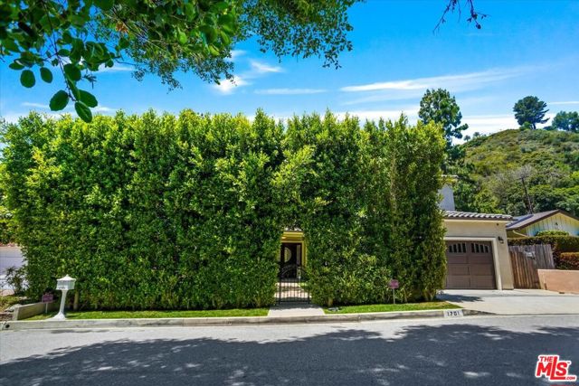 1701 Roscomare Road, Los Angeles CA: https://media.crmls.org/mediaz/c2985178-8673-4150-b591-03ab02c21881.jpg