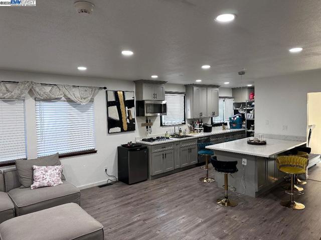 8065 earl st, Oakland CA: https://media.crmls.org/mediaz/c298a2e7-ff01-4744-a81a-1a1b4c07edfd.jpg