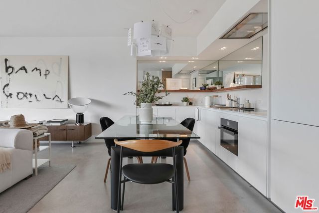 999 N Doheny Drive, West Hollywood CA: https://media.crmls.org/mediaz/c298fa07-aeb7-43c4-a2bd-495ca774948b.jpg