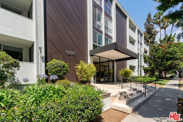 1015 N Kings Road, West Hollywood CA: https://media.crmls.org/mediaz/c299f3e2-1991-495c-a041-5315f452754b.jpg