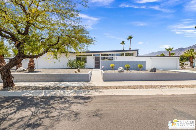3351 E Paseo Barbara, Palm Springs CA: https://media.crmls.org/mediaz/c29b68c4-5999-4bc9-a718-dce3ec921fac.jpg