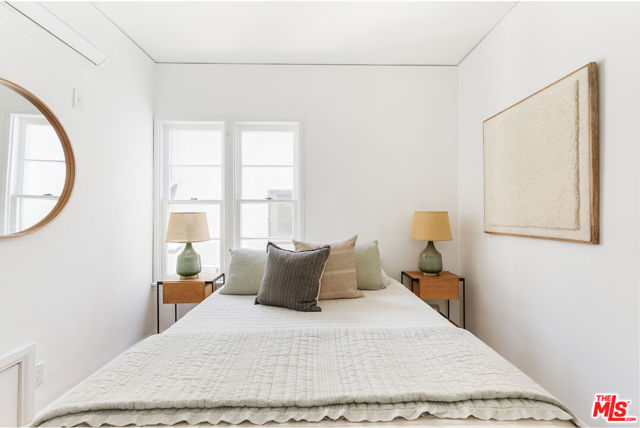 519 1/2 Rose Avenue, Venice CA: https://media.crmls.org/mediaz/c29bfddf-56ff-4f2b-a77b-0da34c4e20a6.jpg