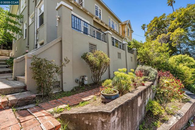 840 E 28th St., Oakland CA: https://media.crmls.org/mediaz/c29c5596-52f8-4b81-8f30-7dd39db6d939.jpg