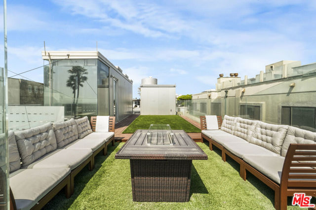 2911 Ocean Front Walk, Venice CA: https://media.crmls.org/mediaz/c29c7cbe-c857-4686-893a-7fa670e66e10.jpg