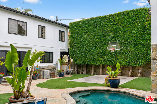322 25th Street, Santa Monica CA: https://media.crmls.org/mediaz/c29c94e6-19c6-4582-b0fc-7ce5ec140193.jpg