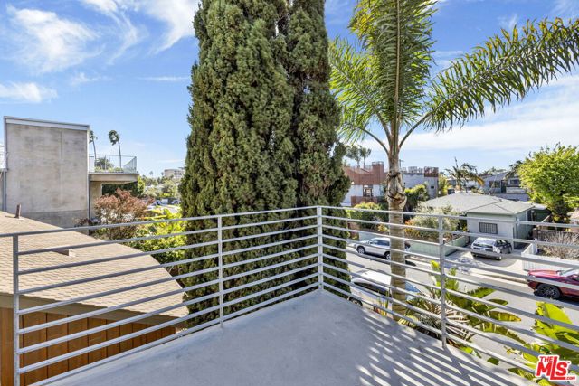 2336 Boone Avenue, Venice CA: https://media.crmls.org/mediaz/c29cbcec-07e7-4f3c-afdb-1c1c2a0a6ab9.jpg