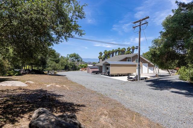 10166 Rancho Roble Rd., Escondido CA: https://media.crmls.org/mediaz/c29d541f-1f6b-4c83-9d2e-292c061d258d.jpg