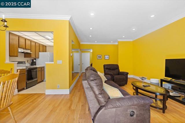 1063 Foxchase Dr, San Jose CA: https://media.crmls.org/mediaz/c29dfa66-b02f-4352-b16a-eeee20d35038.jpg