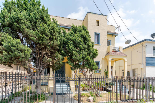 332 N St Louis Street, Los Angeles CA: https://media.crmls.org/mediaz/c29ff103-a010-4848-8d83-2b7e4a097b49.jpg