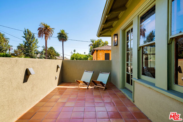 1672 Buckingham Road, Los Angeles CA: https://media.crmls.org/mediaz/c2a0949f-f1a1-4232-9a40-75cabf1e54bf.jpg