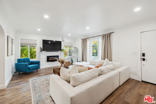 821 S Cloverdale Avenue, Los Angeles CA: https://media.crmls.org/mediaz/c2a13b36-db28-497e-a8b6-898277d72b33.jpg