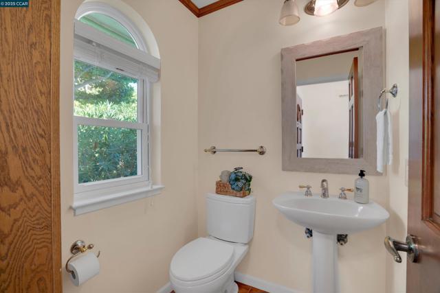 1027 W Arlington Way, Martinez CA: https://media.crmls.org/mediaz/c2a1f483-ea6b-433e-a20a-007e6620dc04.jpg