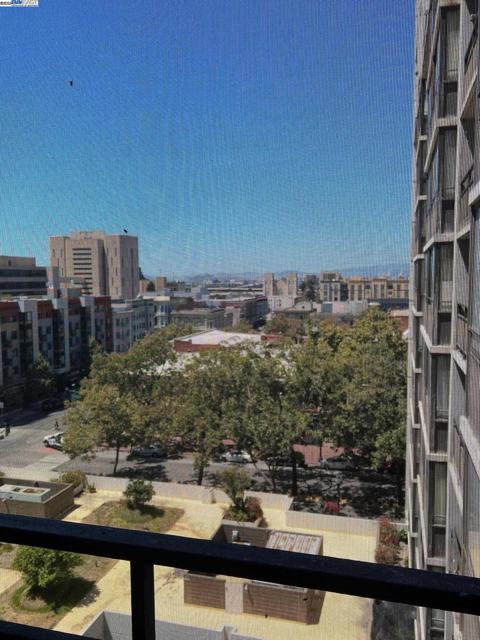 801 Franklin St, Oakland CA: https://media.crmls.org/mediaz/c2a22b08-94b0-4a1d-9d47-a821b55729d6.jpg